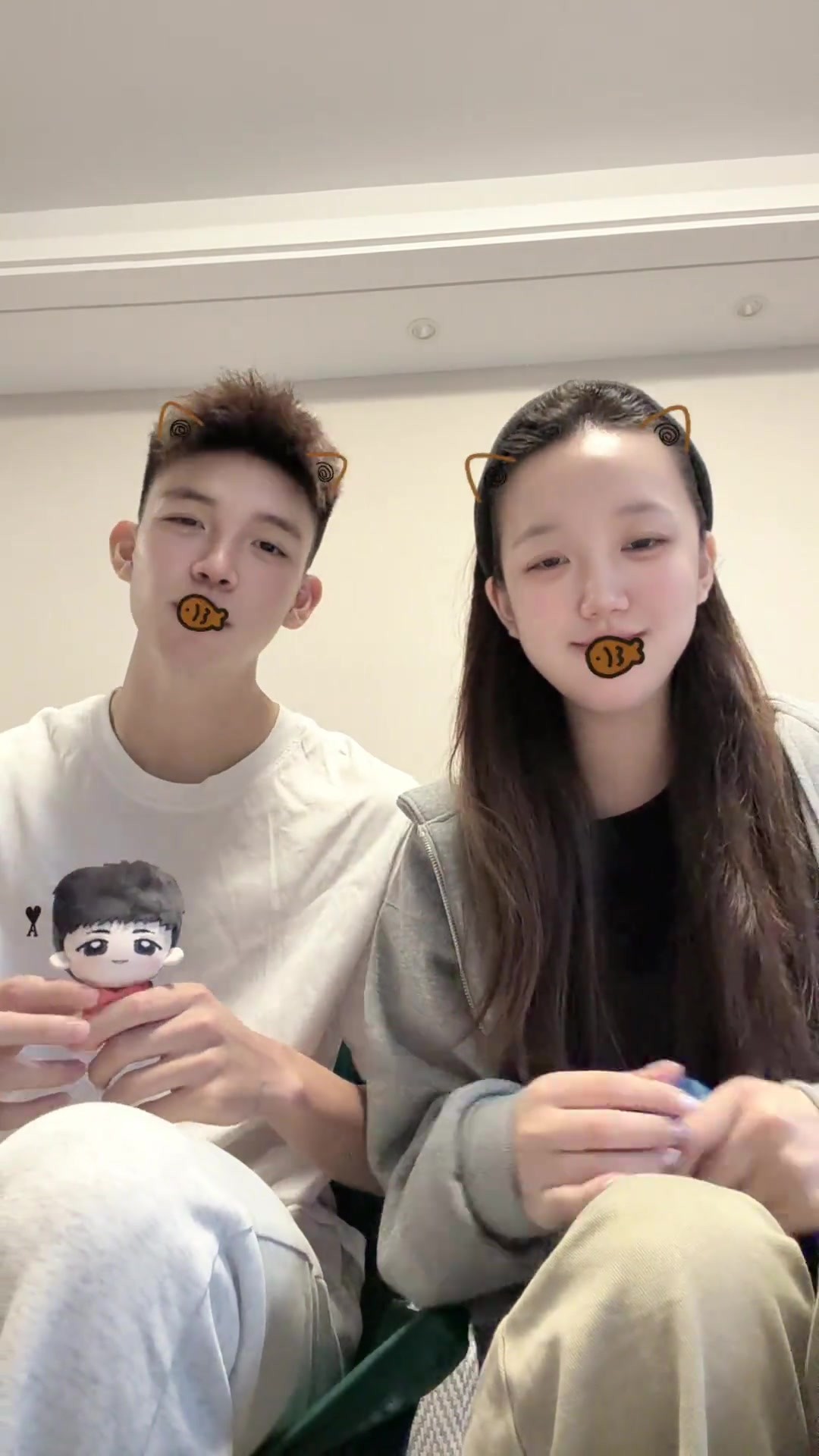 😄王钰栋姐姐：偷弟弟的牌拍一下