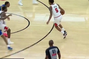 有点尴尬！斯温突破晃倒科迪威冲筐拉杆上篮打成2+1